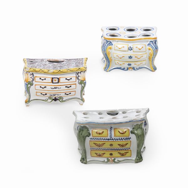 Tre fioriere commode.<BR>Francia, Manifattura di La Rochelle, 1760 circa.  - Asta Maioliche e Porcellane - Associazione Nazionale - Case d'Asta italiane