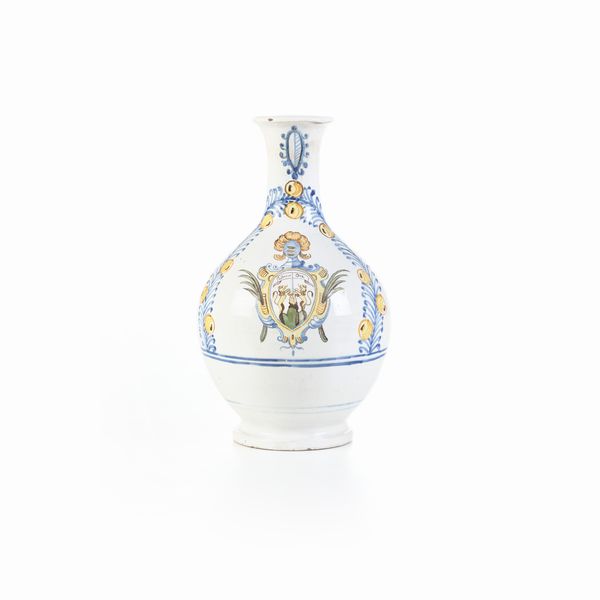 Bottiglia.<BR>Castelli (?), inizio del XVIII secolo.  - Asta Maioliche e Porcellane - Associazione Nazionale - Case d'Asta italiane