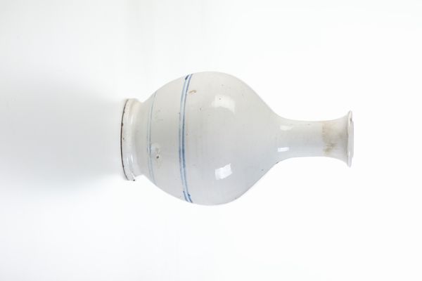 Bottiglia.<BR>Castelli (?), inizio del XVIII secolo.  - Asta Maioliche e Porcellane - Associazione Nazionale - Case d'Asta italiane