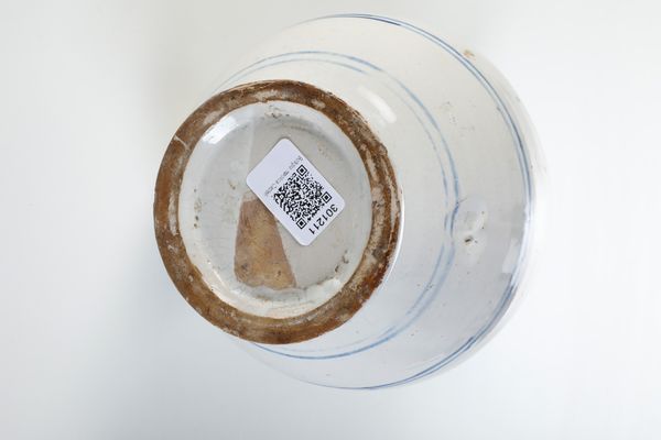 Bottiglia.<BR>Castelli (?), inizio del XVIII secolo.  - Asta Maioliche e Porcellane - Associazione Nazionale - Case d'Asta italiane