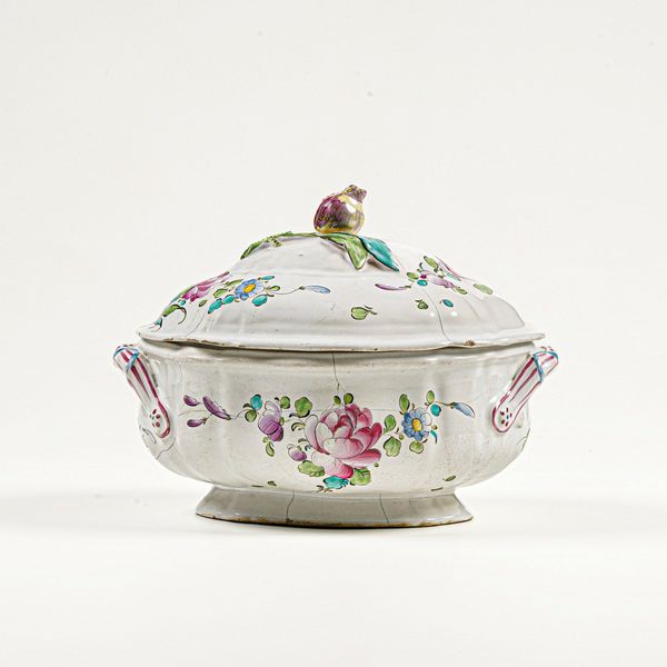 Zuppiera.<BR>Francia, Manifattura di Seaux, seconda met del  XVIII secolo.  - Asta Maioliche e Porcellane - Associazione Nazionale - Case d'Asta italiane