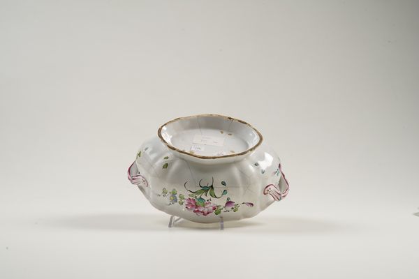 Zuppiera.<BR>Francia, Manifattura di Seaux, seconda met del  XVIII secolo.  - Asta Maioliche e Porcellane - Associazione Nazionale - Case d'Asta italiane