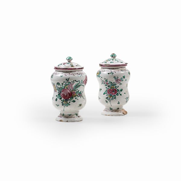 Coppia di albarelli con coperchi.<BR>Pesaro, primo quarto del XIX secolo.  - Asta Maioliche e Porcellane - Associazione Nazionale - Case d'Asta italiane