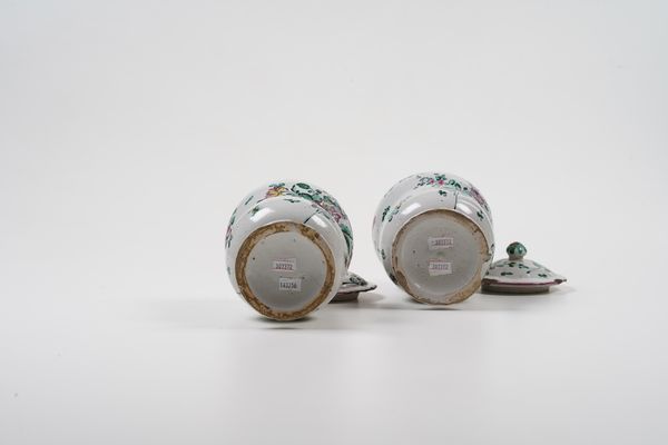 Coppia di albarelli con coperchi.<BR>Pesaro, primo quarto del XIX secolo.  - Asta Maioliche e Porcellane - Associazione Nazionale - Case d'Asta italiane