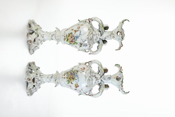 Coppia di vasi.<BR>Veneto, Probabilmente Nove, verso la fine del XIX secolo.  - Asta Maioliche e Porcellane - Associazione Nazionale - Case d'Asta italiane