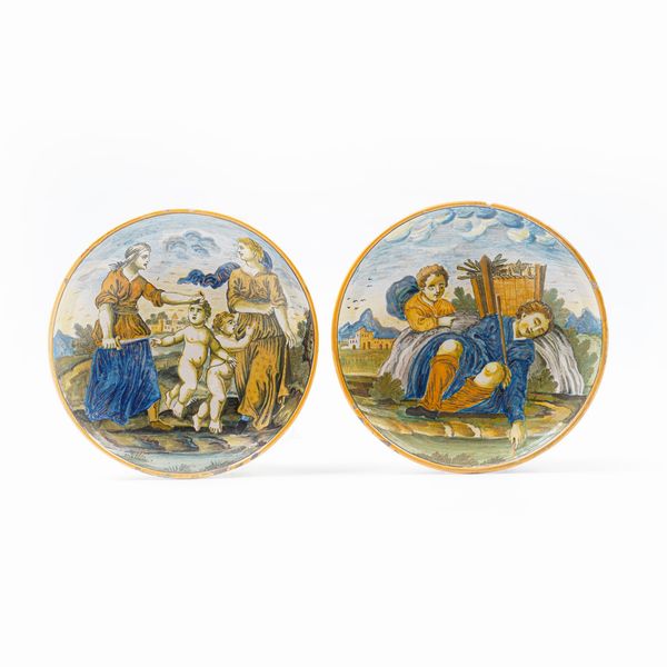 Coppia di piatti lumeggiati in oro.<BR>Castelli, primi del XX secolo.  - Asta Maioliche e Porcellane - Associazione Nazionale - Case d'Asta italiane