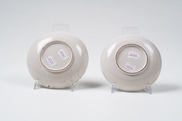 Coppia di piatti lumeggiati in oro.<BR>Castelli, primi del XX secolo.  - Asta Maioliche e Porcellane - Associazione Nazionale - Case d'Asta italiane