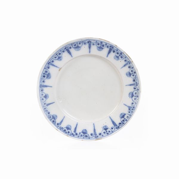 Grande piatto.<BR>Savona, Fabbrica Chiodo-Peirano, secondo quarto del XVIII secolo.  - Asta Maioliche e Porcellane - Associazione Nazionale - Case d'Asta italiane