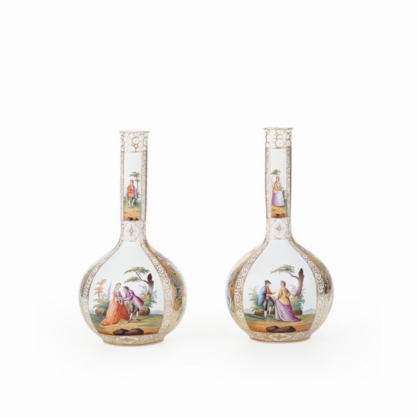 Coppia di bottiglie.<BR>Germania, Dresda, Manifattura di Helena Wolfsohn, fine del XIX secolo.  - Asta Maioliche e Porcellane - Associazione Nazionale - Case d'Asta italiane