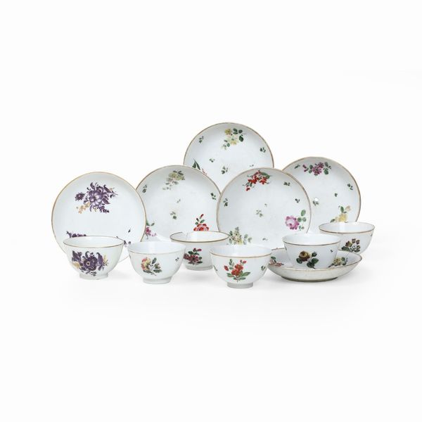 Cinque tazze con piattino.<BR>Venezia, Manifattura Cozzi, ultimo quarto del XVIII secolo.  - Asta Maioliche e Porcellane - Associazione Nazionale - Case d'Asta italiane