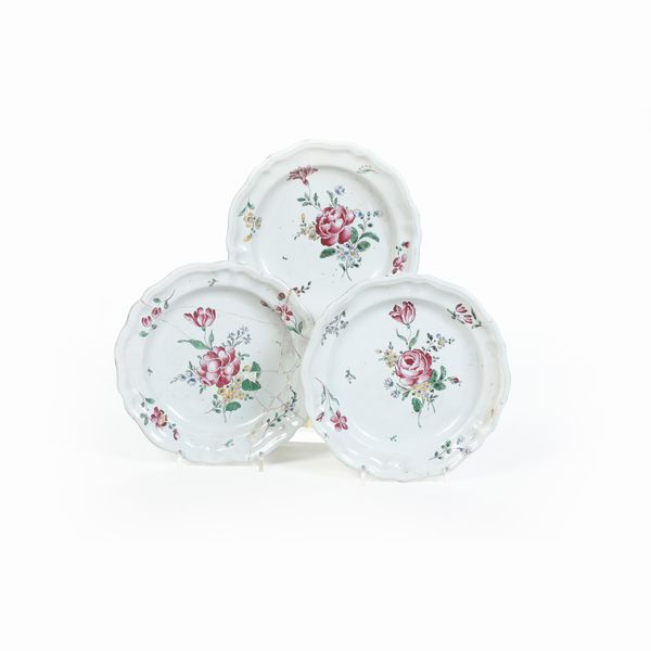 Tre piatti.<BR>Lodi, 1770-1780 circa.  - Asta Maioliche e Porcellane - Associazione Nazionale - Case d'Asta italiane