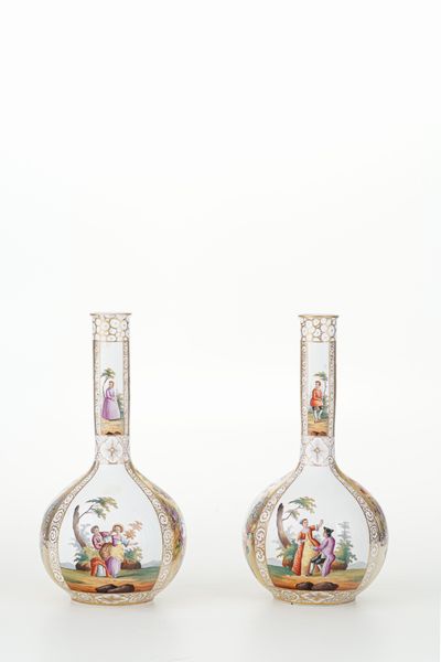 Coppia di bottiglie.<BR>Germania, Dresda, Manifattura di Helena Wolfsohn, fine del XIX secolo.  - Asta Maioliche e Porcellane - Associazione Nazionale - Case d'Asta italiane