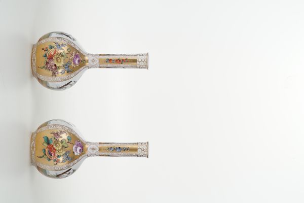 Coppia di bottiglie.<BR>Germania, Dresda, Manifattura di Helena Wolfsohn, fine del XIX secolo.  - Asta Maioliche e Porcellane - Associazione Nazionale - Case d'Asta italiane