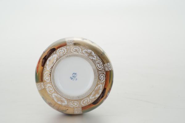 Coppia di bottiglie.<BR>Germania, Dresda, Manifattura di Helena Wolfsohn, fine del XIX secolo.  - Asta Maioliche e Porcellane - Associazione Nazionale - Case d'Asta italiane