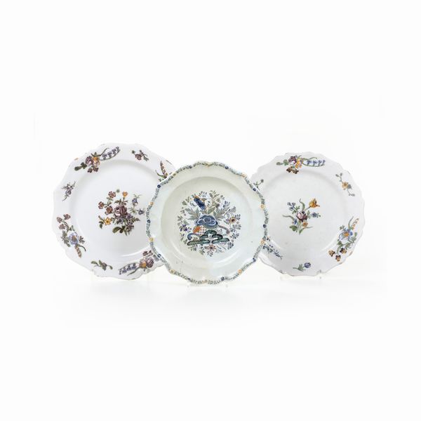 Tre piatti.<BR>Francia, Manifattura Robert (?) e Nove, Manifattura Antonibon, XVIII secolo.  - Asta Maioliche e Porcellane - Associazione Nazionale - Case d'Asta italiane