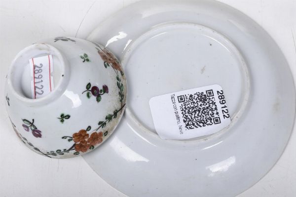 Una tazza e un piattino.<BR>Nove, Manifattura Antonibon, XVIII secolo.  - Asta Maioliche e Porcellane - Associazione Nazionale - Case d'Asta italiane