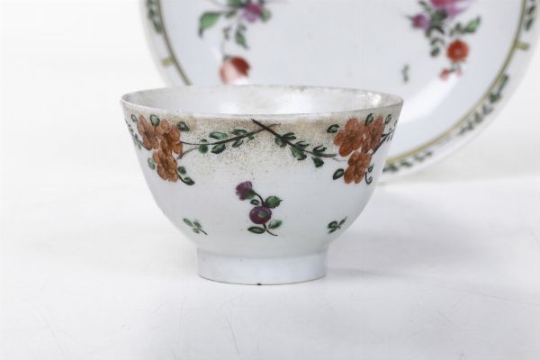 Una tazza e un piattino.<BR>Nove, Manifattura Antonibon, XVIII secolo.  - Asta Maioliche e Porcellane - Associazione Nazionale - Case d'Asta italiane