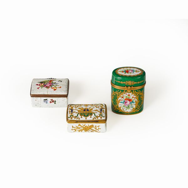 Due tabacchiere, XVIII secolo.  - Asta Maioliche e Porcellane - Associazione Nazionale - Case d'Asta italiane