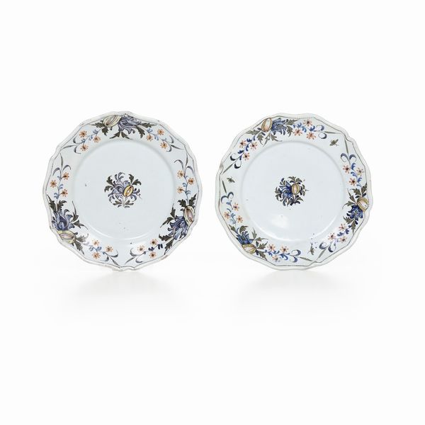 Coppia di piatti.<BR>Francia, Manifattura di Rouen o Nevers, XVIII secolo.  - Asta Maioliche e Porcellane - Associazione Nazionale - Case d'Asta italiane