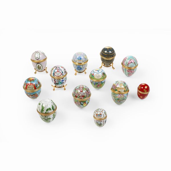 Lotto di 12 uova.<BR>Inghilterra, Halcyon Days Enamels, fine del XX secolo.  - Asta Maioliche e Porcellane - Associazione Nazionale - Case d'Asta italiane