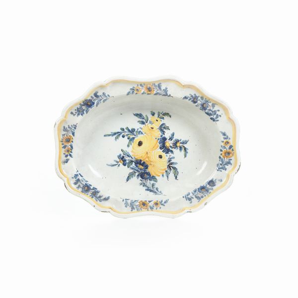 Bacinella ovale. <BR>Liguria, XVIII secolo.  - Asta Maioliche e Porcellane - Associazione Nazionale - Case d'Asta italiane