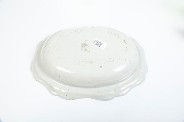 Bacinella ovale. <BR>Liguria, XVIII secolo.  - Asta Maioliche e Porcellane - Associazione Nazionale - Case d'Asta italiane