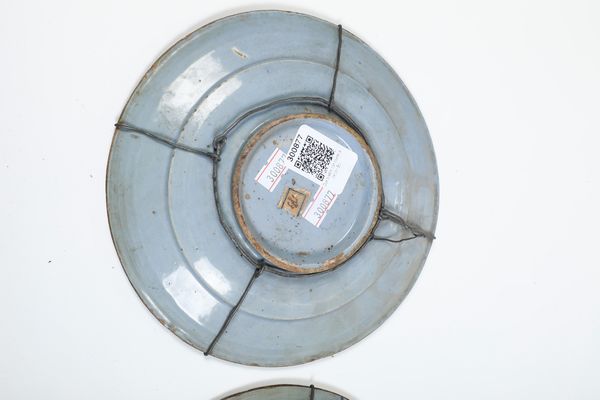 Coppia di piatti.<BR>Pavia, prima met del XVIII secolo.  - Asta Maioliche e Porcellane - Associazione Nazionale - Case d'Asta italiane