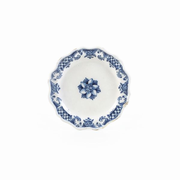Piatto.<BR>Savona o Albisola, prima met del XVIII secolo.  - Asta Maioliche e Porcellane - Associazione Nazionale - Case d'Asta italiane