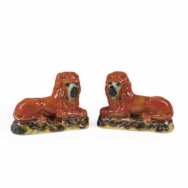 Coppia di grandi leoni.<BR>Inghilterra, Staffordshire, XIX secolo.  - Asta Maioliche e Porcellane - Associazione Nazionale - Case d'Asta italiane