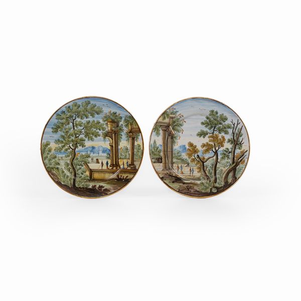 Coppia di piatti.<BR>Castelli, probabilmente Stefano Mattucci, verso la met del XVIII secolo.<BR>  - Asta Maioliche e Porcellane - Associazione Nazionale - Case d'Asta italiane
