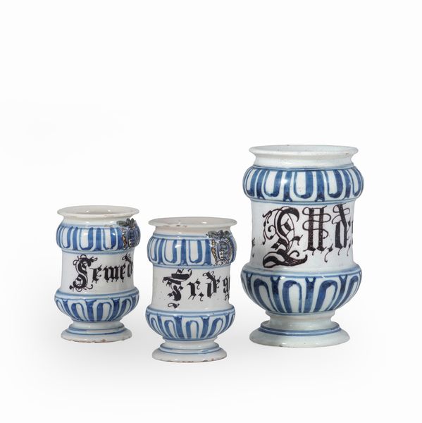 Tre albarelli.<BR>Probabilmente Bassano, Manifattura Manardi, fine XVII - inizio XVIII secolo.<BR>  - Asta Maioliche e Porcellane - Associazione Nazionale - Case d'Asta italiane