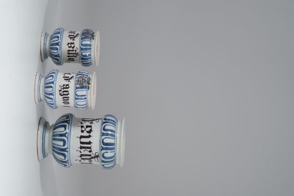 Tre albarelli.<BR>Probabilmente Bassano, Manifattura Manardi, fine XVII - inizio XVIII secolo.<BR>  - Asta Maioliche e Porcellane - Associazione Nazionale - Case d'Asta italiane