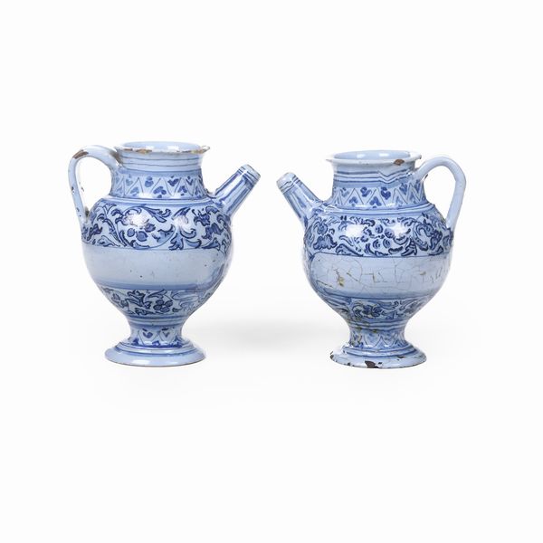 Coppia di orcioli.<BR>Pavia, XVIII secolo (?).  - Asta Maioliche e Porcellane - Associazione Nazionale - Case d'Asta italiane