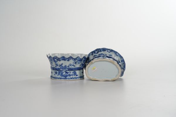 Due fioriere da parete.<BR>Cina, Compagnia delle Indie, periodo Kangxi (1662-1722), XVIII secolo.<BR>  - Asta Maioliche e Porcellane - Associazione Nazionale - Case d'Asta italiane