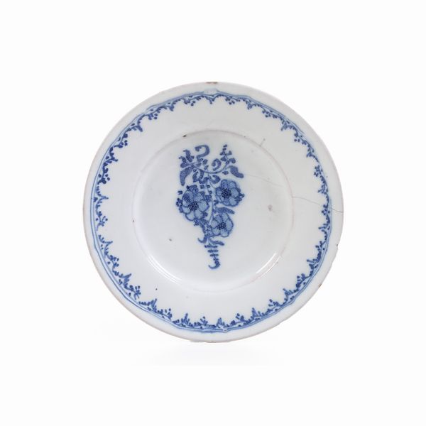 Piatto.<BR>Savona, Fabbrica Chiodo-Peirano, circa met del XVIII secolo.  - Asta Maioliche e Porcellane - Associazione Nazionale - Case d'Asta italiane