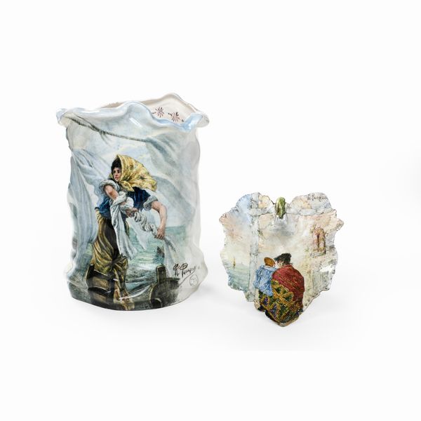 Un vaso e un vassoietto.<BR>Bassano, Manifattura Raffele Passarin, ultimo quarto del XIX secolo, vassoietto pittura di G. Favretto (1849-1887).  - Asta Maioliche e Porcellane - Associazione Nazionale - Case d'Asta italiane