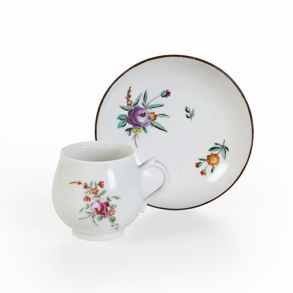 Una cremiera e un piattino.<BR>Torino, Manifattura di Vinovo, periodi Gioanetti (1780-1815) e Lomello (1815-1825).<BR>  - Asta Maioliche e Porcellane - Associazione Nazionale - Case d'Asta italiane