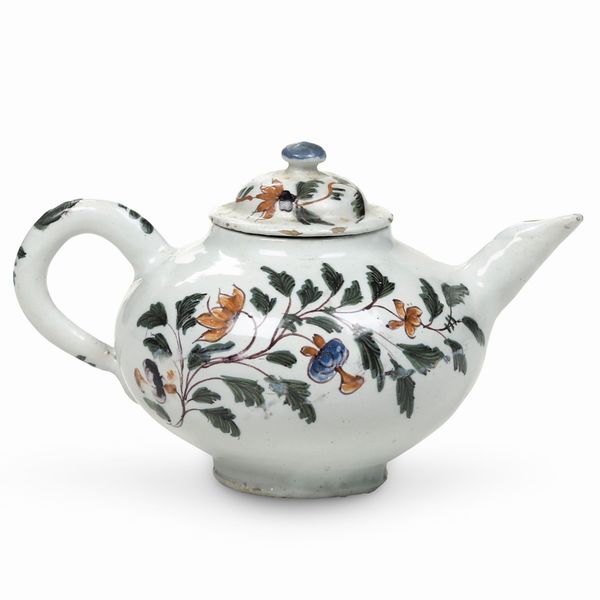 Teiera.<BR>Nove, Manifattura Antonibon, 1740-1750.<BR>Decorazione probabilmente XIX secolo.<BR>  - Asta Maioliche e Porcellane - Associazione Nazionale - Case d'Asta italiane