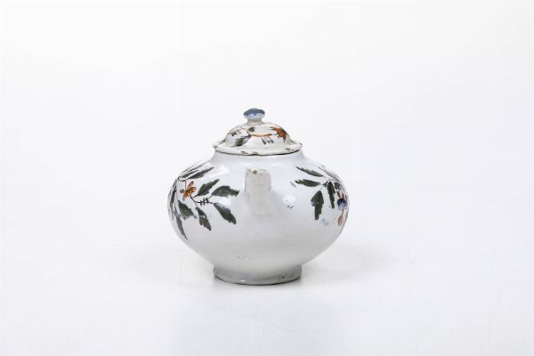 Teiera.<BR>Nove, Manifattura Antonibon, 1740-1750.<BR>Decorazione probabilmente XIX secolo.<BR>  - Asta Maioliche e Porcellane - Associazione Nazionale - Case d'Asta italiane