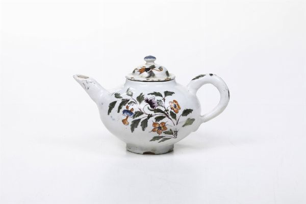 Teiera.<BR>Nove, Manifattura Antonibon, 1740-1750.<BR>Decorazione probabilmente XIX secolo.<BR>  - Asta Maioliche e Porcellane - Associazione Nazionale - Case d'Asta italiane