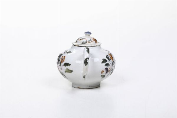 Teiera.<BR>Nove, Manifattura Antonibon, 1740-1750.<BR>Decorazione probabilmente XIX secolo.<BR>  - Asta Maioliche e Porcellane - Associazione Nazionale - Case d'Asta italiane