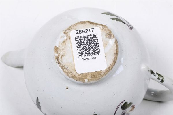 Teiera.<BR>Nove, Manifattura Antonibon, 1740-1750.<BR>Decorazione probabilmente XIX secolo.<BR>  - Asta Maioliche e Porcellane - Associazione Nazionale - Case d'Asta italiane