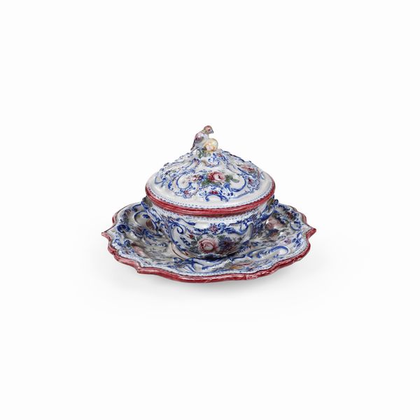 Tazza da brodo con sottopiatto.<BR>Nove,Manifattura Antonibon, inizio del XIX secolo.  - Asta Maioliche e Porcellane - Associazione Nazionale - Case d'Asta italiane