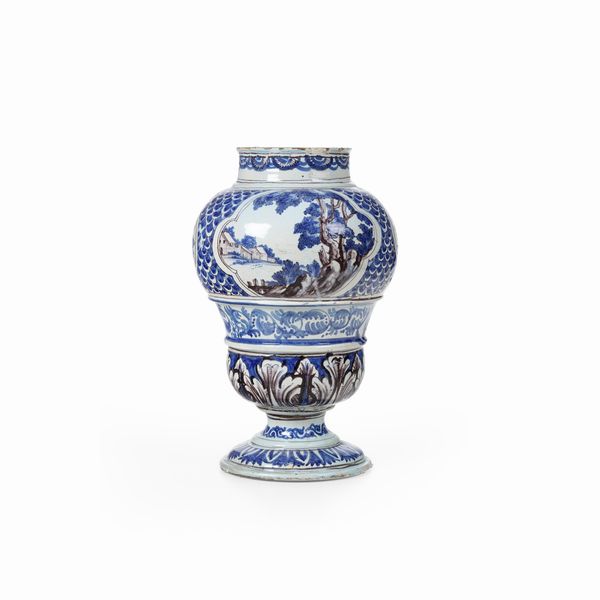 Vaso a balaustro.<BR>Francia, probabilmente Nevers, verso la fine del XVII secolo.  - Asta Maioliche e Porcellane - Associazione Nazionale - Case d'Asta italiane