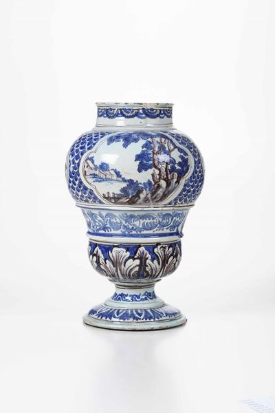 Vaso a balaustro.<BR>Francia, probabilmente Nevers, verso la fine del XVII secolo.  - Asta Maioliche e Porcellane - Associazione Nazionale - Case d'Asta italiane