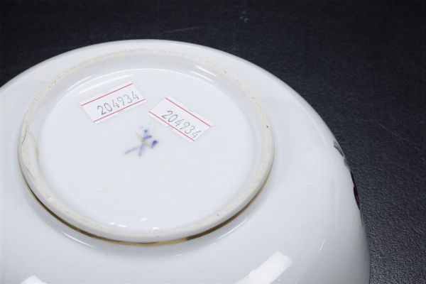 Ciotola.<BR>Meissen, met� del XVIII secolo (porcellana).<BR>Decorazione: seconda met� del XVIII secolo.  - Asta Maioliche e Porcellane - Associazione Nazionale - Case d'Asta italiane