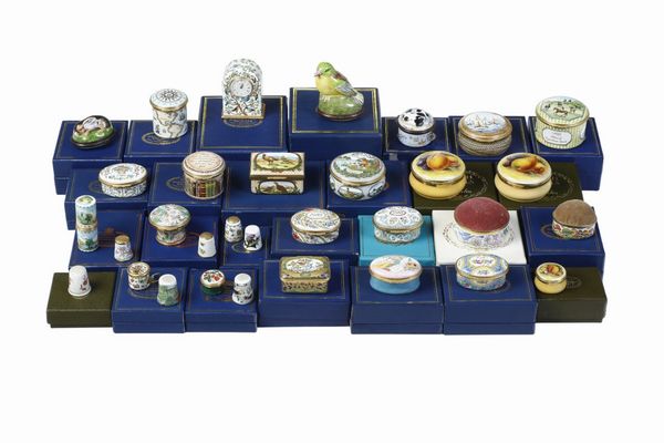 Ventisei scatoline, ditali e un orologio.<BR>Inghilterra, Halcyon Days Enamels, fine del XX secolo.  - Asta Maioliche e Porcellane - Associazione Nazionale - Case d'Asta italiane