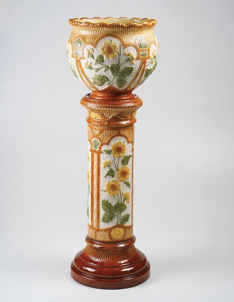 Cachepot su colonna.<BR>Inghilterra, Leeds, Manifattura Burmantofts, 1880-1900 circa.  - Asta Maioliche e Porcellane - Associazione Nazionale - Case d'Asta italiane