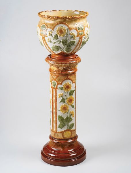 Cachepot su colonna.<BR>Inghilterra, Leeds, Manifattura Burmantofts, 1880-1900 circa.  - Asta Maioliche e Porcellane - Associazione Nazionale - Case d'Asta italiane