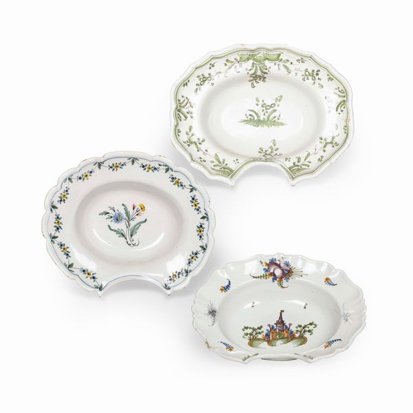 Tre bacili da barbiere.<BR>Francia, XVIII e XIX secolo.  - Asta Maioliche e Porcellane - Associazione Nazionale - Case d'Asta italiane